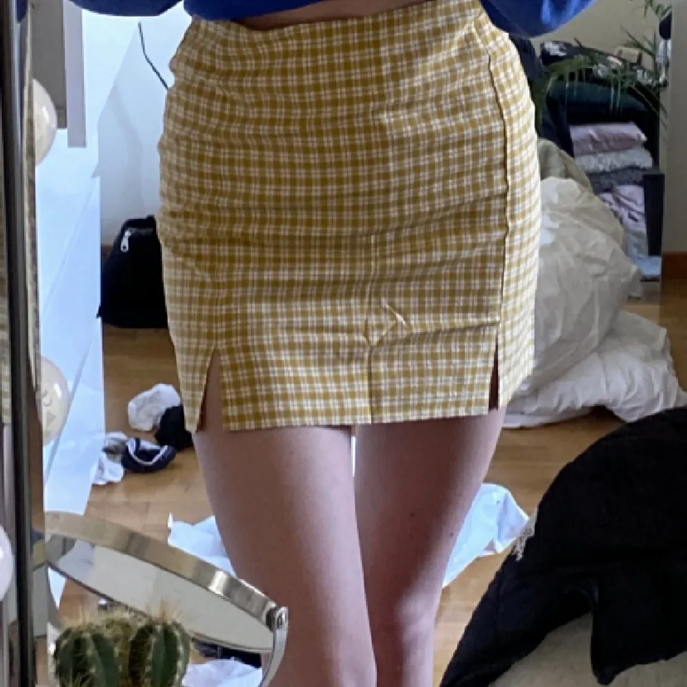 Säljer en helt oanvänd gul rutig kjol! Säljer då jag inte tyckte färgen passade på mig!. Kjolar.