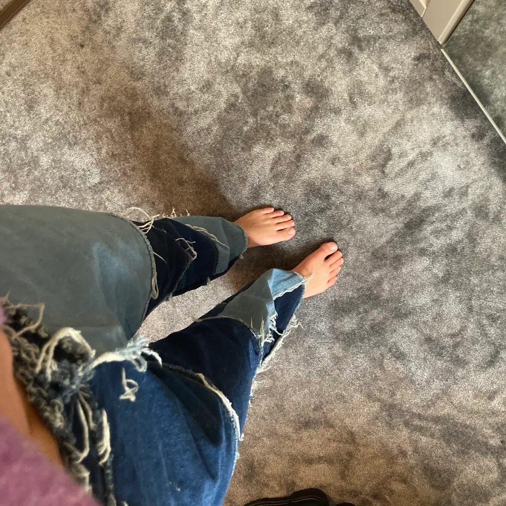 Hej! Säljer mina jeans från jaded london i storlek W26! I vanliga fall har jag storlek 36 och dessa passar mig. Superfina med olika jeansfärg men får ingen användning utan dem!. Jeans & Byxor.