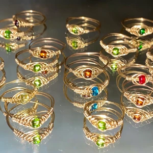 Ringar - RINGAR! Dessa är gjorda av ståltråd och fina glaspärlor i olika färger, dessa görs på beställning så skriv storlek och färg❤️  1 : 30kr  2 : 50kr  3 : 60kr (därefter +10kr per ring)❤️ frakten ligger på 12 kr😇                                                                               —————————————————————————————           Jag kan göra specialbeställda smycken, det är bara att höra av dig❤️🌟 —————————————————————————————                    Kika gärna in på min profil, säljer en massa olika handgjorda smycken💃🏼 perfekt till dig själv eller i present till någon❣️✨         