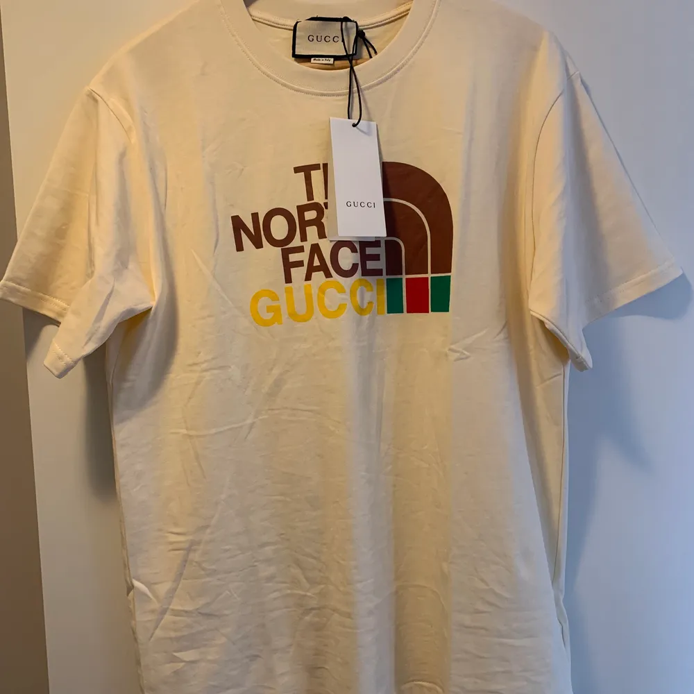 Gucci/The north face T-shirt, LARGE . Skjortor.