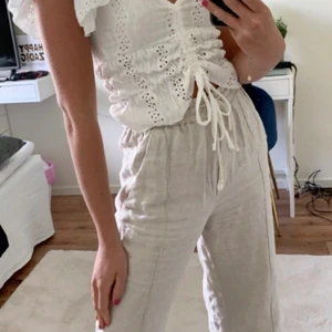 Linnebyxor zara - Skit snygga Linnea byxor från Zara säljer pga att dem blivit för små för mig, säljer endast vid bra pris. Buda i komentarerna och skriv om ni har några frågor. Dem är i storlek 34 och är beigh vita💕💕💕 högsta bud just nu är 500kr