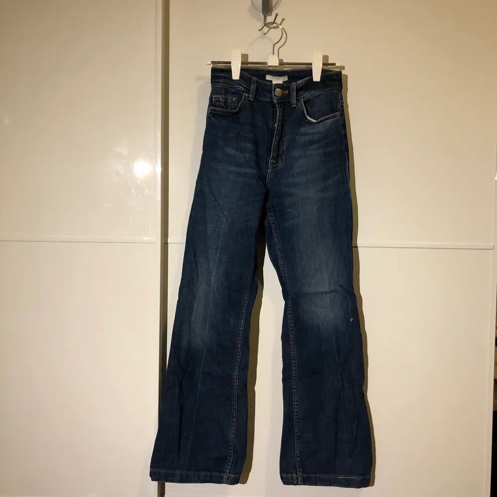 Säljer mina älskade jeans, då de har blivit för små för mig. Såååå fina och sitter så smickrande 👖👖 Köparen står för frakt 📩 3 för 120kr på min sida 🌸. Jeans & Byxor.