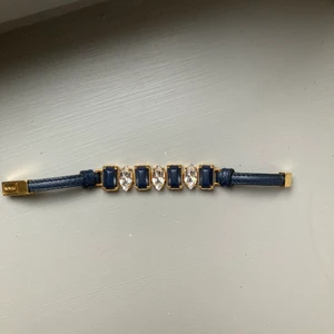 Prada armband  - Hej, säljer mitt Prada armband! Inga defekter på det och sitter super fint. Använder inte längre tyvärr:/ nypris var 4000kr säljer för 2000kr 