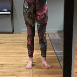 Nike PRO  - Säljer ett par Nike PRO träningsbyxor i storleken 134-140. De är använda ganska många gånger men i fint skick!💕❤️