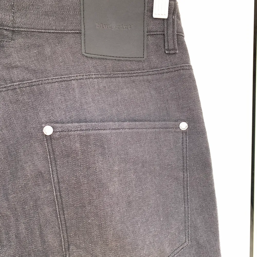 Jeans från märket Blueprint, köpta second hand men passade inte mig (hade tänkt sy om de). Skulle säga att de passar en M eller liten L men svårt att säga, men annars ett kul projekt att sy om och typ måla! Hör av dig vid intresse!. Jeans & Byxor.