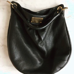 Marc Jacobs Väska  - Marc By Marc Jacobs väska. Storlek Medium.  Äkta, köpt på Jackie. Nypris:4400  Jag säljer den för 1200kr (det låga priset pga av köpt för cirka 4-5år sedan) Mycket fint skick. Knappt använt den de 2 senaste åren.