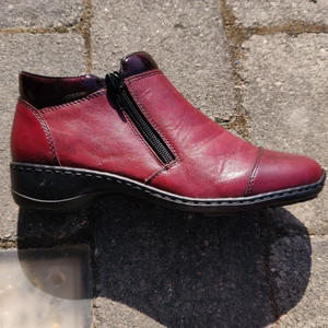 Skin sko - Nya skin skor i röd nyans helt oanvända