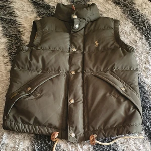 Åkt polo Lauren väst jacka  - Säljer min söt,sexig kul unisex vintage åkt polo Lauren grön väst jacka som är utsåld. Användade några dager men I mycket bra skick. Säljer den eftersom jag har fler västar.Passar xxs_s.Finns fler bilder och bud I kommenterna 