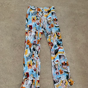 Ascoola byxor - Asfina byxor med serietidningstryck. Är från ett märke som heter Kaily men är köpta på busfrö. 