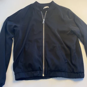 Bomberjacka  - Svart bomberjacka med tyg material. Nästan oanvänd. 