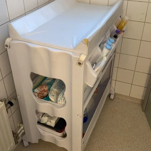 Skötbord med badbalja - Använd 3 år  fortfarnde funkar bra 