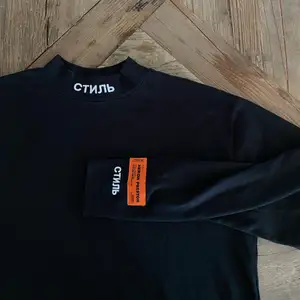 Heron Preston mockneck i mycket fint skick! Size medium sitter oversized! Släng iväg ett meddelande om du har frågor eller skicka ett dm på Instagram @sneakerstash.se ✨