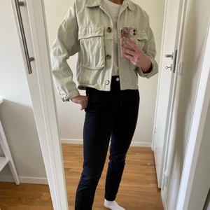 Jacka från Zara strl xs - Fin vårjacka i kortare modell från Zara. Inga anmärkningar!