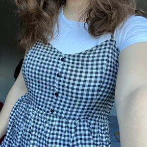 RUTIG SOMMARKLÄNNING - Superlätt och luftig sommarklänning. Ger riktig 90s-känsla!