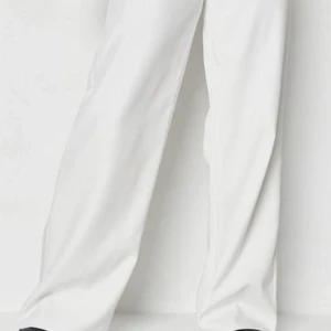 Vita kostymbyxor  - Jätte fina kostymbyxor, säljer ett par liknande i svart och även dessa ha tyvärr för stora för mig. Helt nya med prislapp och allt kvar. 