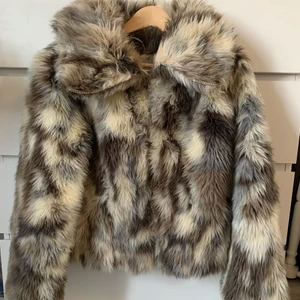 Pälsjacka - Säljer denna supercoola pälsjackan från ICHI i storlek small! 🤎🤍  Jackan är i bra skick! nypriset var ca 1500kr, mitt pris är 200kr eller bud 🥰  (frakt tillkommer 📦) 