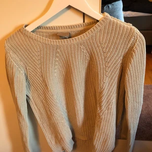 Beige stickad tröja - En beige stickad tröja från Vero Moda i strl M o som jag skulle säga sitter som en M men som jag tror även kan även passa S o L. Köparen står för frakt o väljer spårbart eller ej❤️
