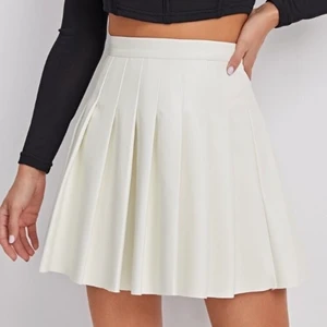 Läderkjol  - Säljer min superfina läderkjol! Den är aldrig använd och säljs pga den är för stor i midjan för mig. Den har en dragkedja på baksidan som kan vara lite trög men annars är det inga skador eller något sånt. Skriv för intresse, pris kan alltid diskuteras💞💞