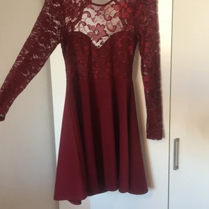 Nelly vinröd klänning - Vinröd klänning med spets och öppen rygg. Jättefin verkligen och i superbra skick
