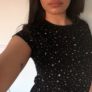 T-shirt - Jättefin t-shirt passar XS-M