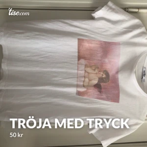 T-shirt från Na-kd med tryck.  - I helt okej skicka