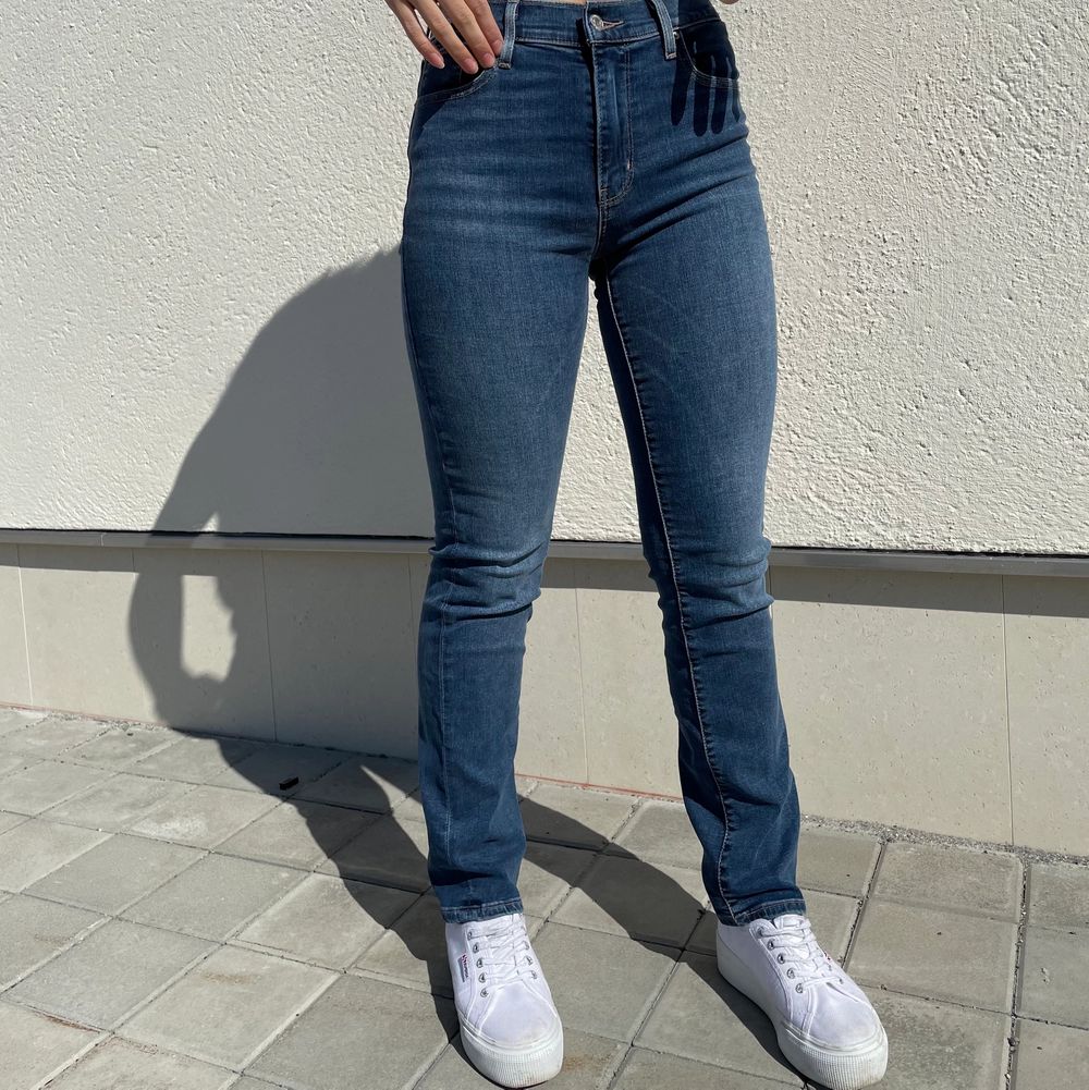 Mörkblå levis jeans i modellen ”straight” endast använda en gång, frakt tillkommer. Jeans & Byxor.
