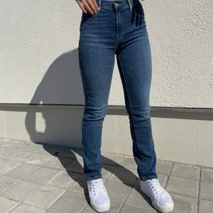 Mörkblå levis jeans i modellen ”straight” endast använda en gång, frakt tillkommer
