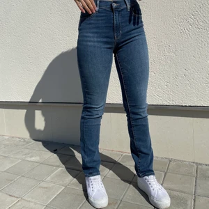 Levis jeans - Mörkblå levis jeans i modellen ”straight” endast använda en gång, frakt tillkommer
