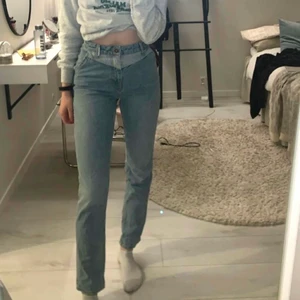 ASOS COLLUSION blåa jeans med ljus detalj - Blåa raka jeans med en blekning överst vid midjan. Storlek 26/36 men skulle säga att de passar 26/34 också. Vilket motsvarar 34-36. Använt ca 3 gånger de är i väldigt bra skick 💕