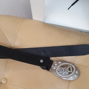 DOLCE & Gaabbana unisex bält - En D&G bält som jag köpte I sekond hand och användade några ganger men  fortfarande i mycket bra skick.och passar till bada kön. Finns fler bilder och bud I kommenterna 