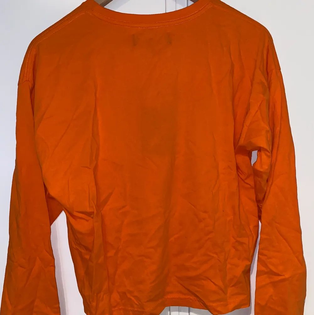 -RESERVERAD- ”Welcome to the club”. Orange tunnare långärmad tröja från STAY (Carlings), aldrig använd, bara testat. Som ny. Nypris: 199kr. Kan samfraktas för en extra peng!. Hoodies.