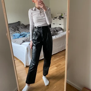 Svarta skinnbyxor - Svarta skinnbyxor i storlek 36 från hm i fint skick. Använda 1 gång. Säljes pga fel storlek.