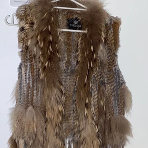 Pälsväst äkta  - Äkta pälsväst! Bra i skick och använd fåtal gånger, super snygg, storleken är 34 (xs) men passar också för dom som har S. Hör av vid intresse😊