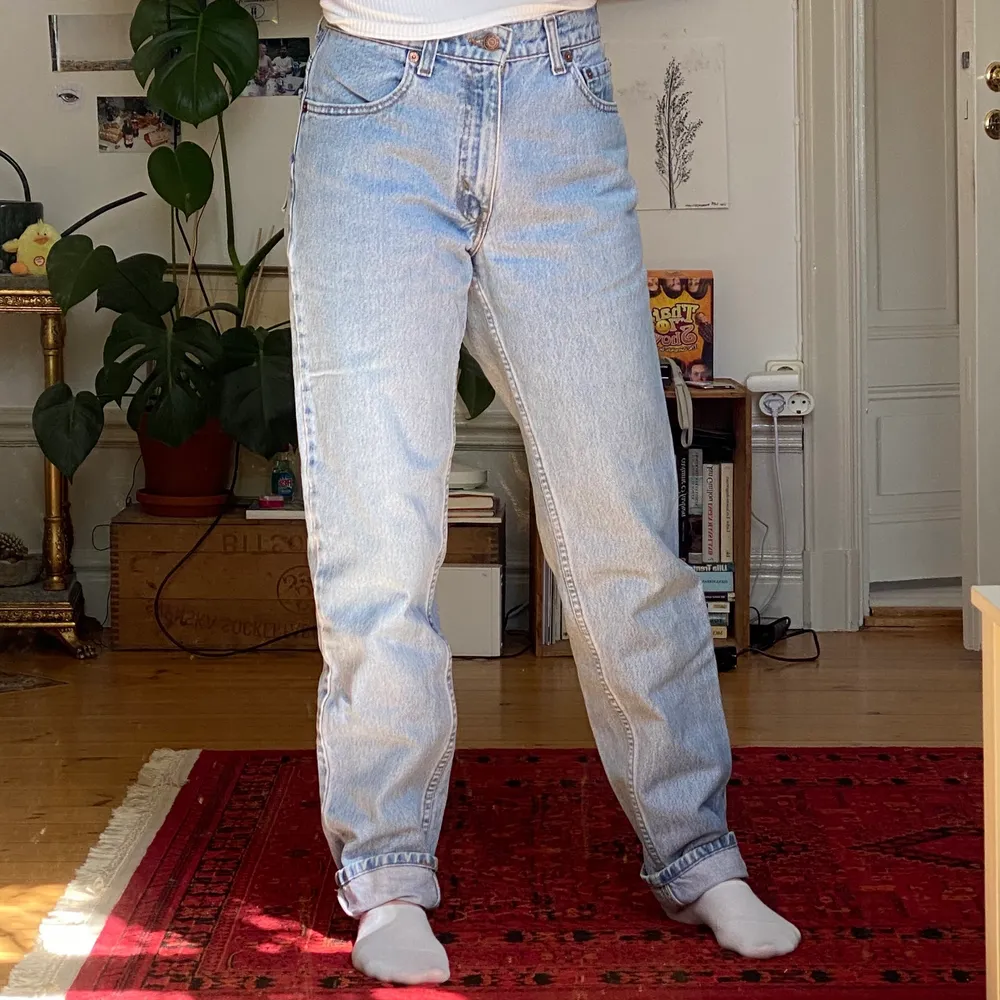 Fina Levi’s 550 jeans köpta på Beyond Retro ! Superfina men lite för långa på mig vilket är varför jag säljer dem vidare. Står strl L på lappen men såhär sitter de på mig som brukar ha S/M. Skriv om ni har några funderingar !. Jeans & Byxor.