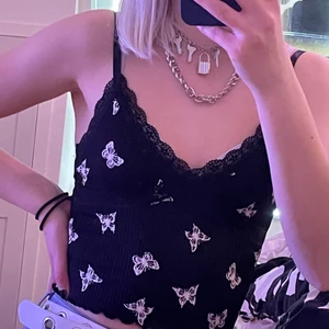 Trendigt gulligt linne - Väldigt trendigt linne i nyskick. Gulliga fjärilar på perfekt till sommaren, säljer pga köpte fel storlek. Gratis frakt ❣️✨