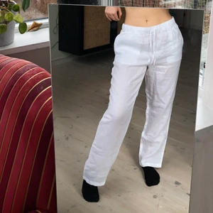 linnebyxor - lägger upp igen pga. oseriös köpare!! Buda från 400.  Bilderna är på min syster som är 165 cm. Säljer mina fina oanvända linnebyxor! Fin kvalite och perfekta till sommaren☺️☺️💖  Bud är bindande!!