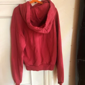 Vinröd/rosa hoodie från NA-KD - OBS!!!! Denna hoodien är inte använd alls! Jag fick den såhär skrynklig vid leveransen! Jag säljer den eftersom jag inte har något strykjärn vid tillfället och för att färgen inte passar min smak. NA-KD storlek XS     100% bomull 