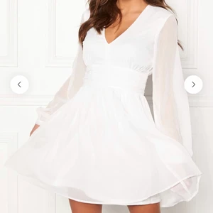 Studentklänning - Säljer denna fina vita klänningen som är perfekt för studenten 😍 Klänningen är i storlek 34 och är endast använd en gång, så är därmed i mycket bra skick! 🌼 Buda i kommentarerna ❤️ 