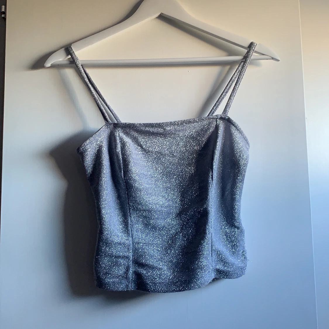 En blå glittrig topp
