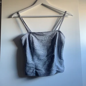 En blå glittrig topp - En blå glittrig topp från gina✨ storlek S, köparen står för frakten💎