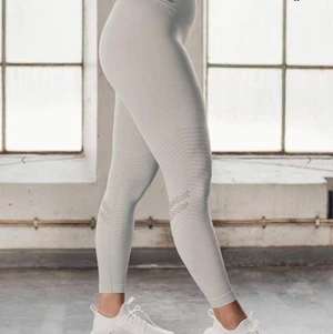 Aimn tränings tights  - Använda ca 3 gånger, tyvärr för små köpta för 600kr.