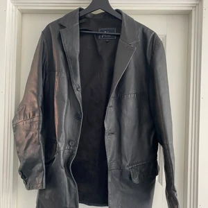 Skinnrock retro - Oversize skinnrock. Går till mitten av låren på mig som är 172. 