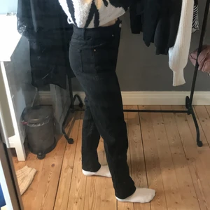 Svarta raka jeans  - Ett par svarta raka jeans ifrån BikBok. Säljer pga att dom är för stora i midjan och lite för korta. Men väldigt snygga och har en bra passform. Dom är i storlek 25 men ganska stora i midjan och lite korta. Köparen står för frakten. 