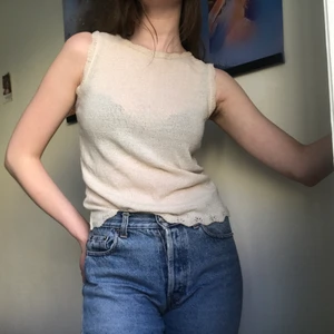 Virkad topp - Stickad/virkad gräddvit top. Rätt söt att ha som väst också. Vintage. Frakt ingår! 