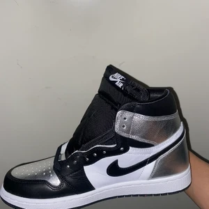 Jordan 1 silver toes - Har 2 styckna, Storlek 43 o 40. En har några små märken som skedde under frakten men den som är storlek 40 är helt ny utan skada men 43an med små skadorna är inte heller användna,bilder i chatten annars kolla @topstock.resell på ig för all info