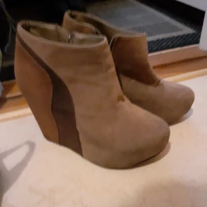Kilklack  - Bruna kkilklack i mocha aktig material. Fräscha och bekväma skor som man kan gå med hela dagen utan problem. Ganska höga men inne så går det mer jämnt då sulan inte drar sig alls brant. Ett stort plus är att de knappast väger något, väldigt enkla som att ha på sig ex. Tyngden av att ha på sig ett par Tyg skor. 