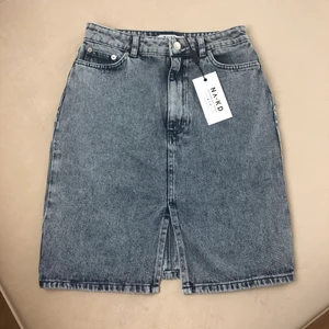 NY Högmidjad kjol ifrån nakd  - Högmidjad kjol i jeans material. Säljer pga viktuppgång. 