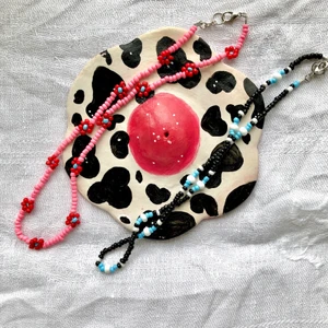 Halsband - Några färgglada nyheter! 🌈✨🧚🏽‍♂️.                                      Enfärgade halsband kostar 50kr och Blomhalsband 60kr. Frakt tillkommer. För mer följ exk.design på instagram. 