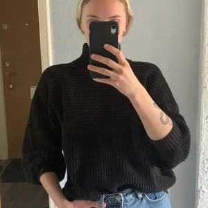Stickad tutrleneck - Svart turtleneck tröja. Lite ballongärmar.