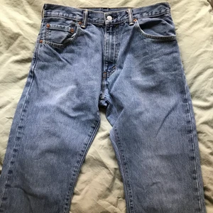 Ljusblå Levis jeans  - Fina Levis-jeans i strl W33 L32. Avklippta nertill. Fint skick! 